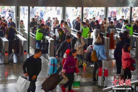 2月1日，旅客進入昆明火車站準備乘車。 <a target='_blank' href='http://www.chinanews.com/'>中新社</a>記者 劉冉陽 攝