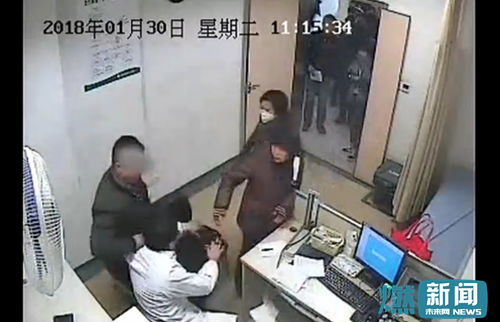 男子不滿在醫(yī)院插隊(duì)被拒 將醫(yī)生拖出診室辱罵推搡