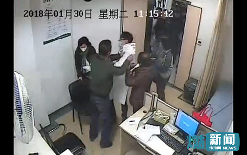 男子不滿在醫(yī)院插隊(duì)被拒 將醫(yī)生拖出診室辱罵推搡