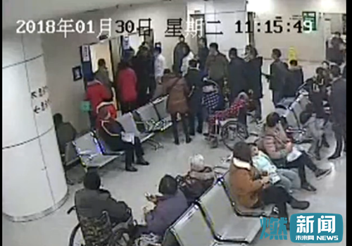 男子不滿在醫(yī)院插隊(duì)被拒 將醫(yī)生拖出診室辱罵推搡