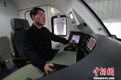  2018年是余向陽在千里鐵道線上奔波的最后一個春運?！《〔?攝