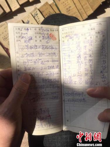 時代在變，但這位“老司機”認真記錄手賬的習(xí)慣從未改變，他仔細記下了84本手賬?！≡?攝