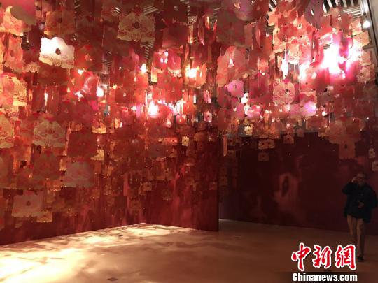 圖為在新世紀(jì)新年展區(qū)，屋頂懸掛“年年有余”吉祥裝置。　楊顏慈 攝