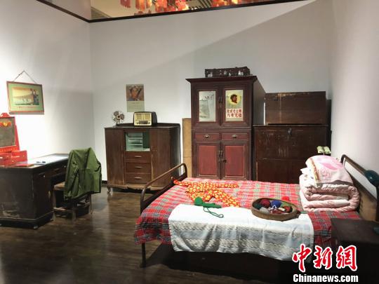 走進(jìn)展廳，仿佛立刻“穿越”到新中國成立之初的新春家庭。老式票證、花布被單、革命海報……每一處細(xì)節(jié)，都盡可能地以“場景復(fù)原”的方式，還原五六十年代盡管物質(zhì)貧乏但喜慶熱鬧的新年。　楊顏慈 攝