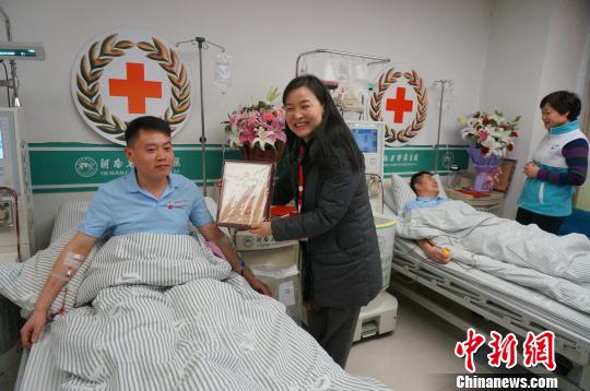 圖為河南省紅十字會領(lǐng)導(dǎo)向兩名捐獻(xiàn)志愿者頒發(fā)榮譽(yù)證書。　韓章云 攝