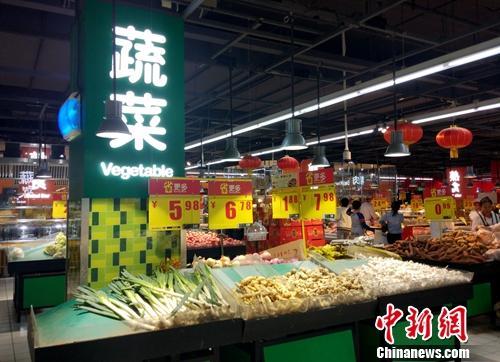 超市里的蔬菜區(qū)。<a target='_blank' href='http://www.chinanews.com/' >中新網(wǎng)</a>記者 李金磊 攝