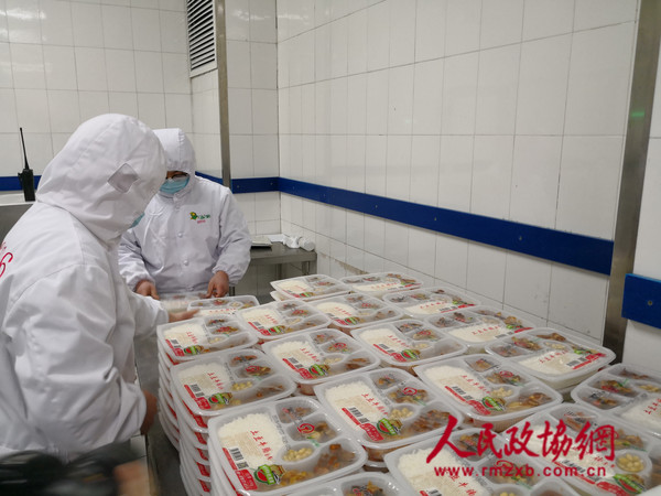 5-制作好的套餐裝盒準(zhǔn)備發(fā)往高鐵動車組_副本