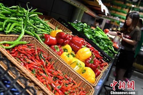 10月16日，中國國家統(tǒng)計局發(fā)布的數(shù)據(jù)顯示，9月份，全國居民消費價格(CPI)同比上漲1.6%，漲幅比上月回落0.2個百分點。1至9月平均，全國居民消費價格總水平比去年同期上漲1.5%。圖為10月11日市民在福建省寧德市一超市選購蔬菜。<a target='_blank' href='http://www.chinanews.com/'>中新社</a>記者 張斌 攝