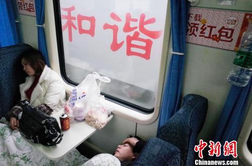 列車過了秀山站后，許多硬座上的旅客可以平躺下好好休息。　殷立勤 攝