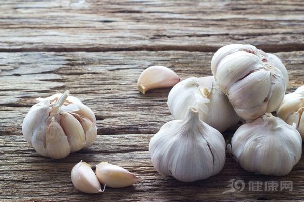 常吃大蒜 對(duì)身體有4個(gè)意想不到的好處！