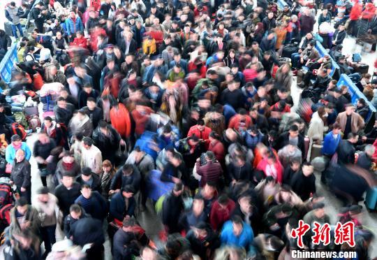 2月9日，福州火車北站旅客在候車廳排隊等候檢票上車。隨著春節(jié)日漸臨近，福州火車站迎來節(jié)前春運客流高峰。　張斌 攝