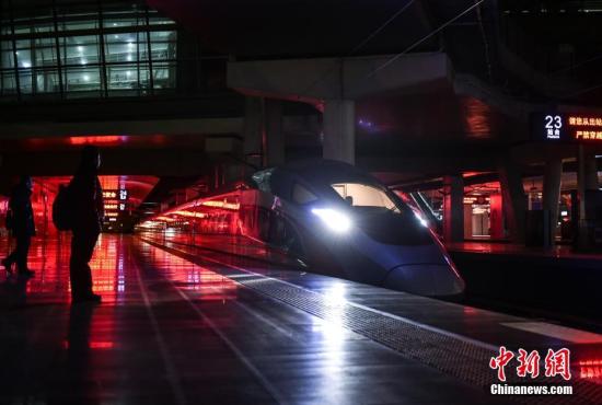 一年一度的春運(yùn)大幕開啟，一列列高鐵、動車已開始行駛。很少有人知道，在千萬旅客享受鐵路帶來的“貼地飛行”之前，有一趟列車已經(jīng)作為“領(lǐng)航者”為旅途確認(rèn)出一條安全暢通的運(yùn)行軌道。圖為京津城際首趟“復(fù)興號”開路車從北京南站正式啟程。 <a target='_blank' href='http://www.chinanews.com/' >中新網(wǎng)</a>記者 翟璐 攝