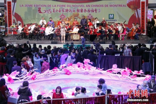當(dāng)?shù)貢r(shí)間2月11日，加拿大第二大城市蒙特利爾舉行歡樂(lè)春節(jié)廟會(huì)。圖為僑社藝術(shù)團(tuán)體在現(xiàn)場(chǎng)演奏中西經(jīng)典樂(lè)曲。這是蒙城連續(xù)第二年在農(nóng)歷新年前夕由華人社區(qū)聯(lián)合舉辦歡樂(lè)春節(jié)廟會(huì)。參與籌辦廟會(huì)的僑團(tuán)由第一屆的70多個(gè)增至本屆的近百個(gè)。<a target='_blank' href='http://www.chinanews.com/'>中新社</a>記者 余瑞冬 攝