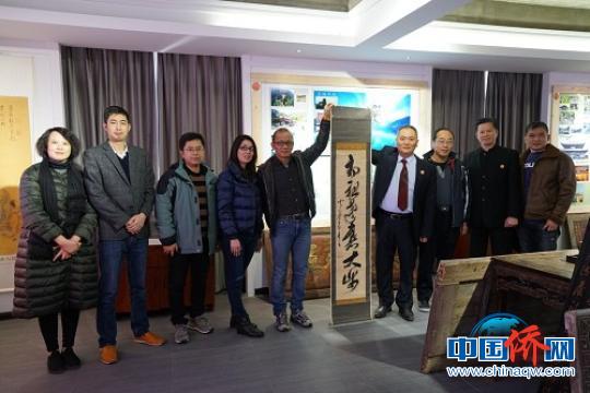黃國(guó)梁向福清黃檗文化促進(jìn)會(huì)義捐一件黃檗木庵性瑫禪師的書法珍品。　陳芝寬 攝