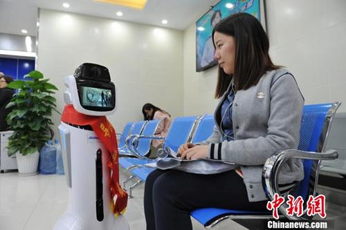 資料圖：納稅人在等候辦理業(yè)務(wù)。(浙江省國家稅務(wù)局供圖) <a target='_blank' href='http://www.chinanews.com/'>中新社</a>記者 鐘欣 攝