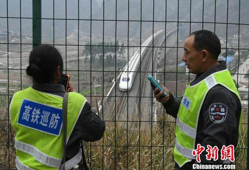 圖為廖小城與妻子陶春秀正在進行日常鐵路巡防工作。　陳超 攝