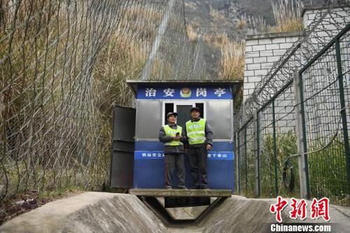 圖為廖小城與妻子陶春秀在鐵路邊的護路崗?fù)ぬ幒嫌??！￡惓?攝