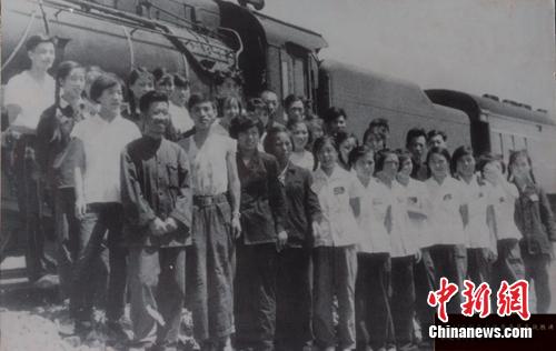 1959年，12次三八組乘務(wù)黨支部在戰(zhàn)勝洪水的前衛(wèi)站合影。 沈鐵 供圖