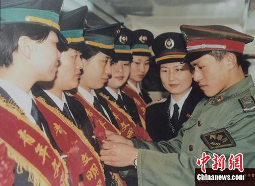 九十年代，12次列車與雷蜂班開展共建活動。 沈鐵 供圖