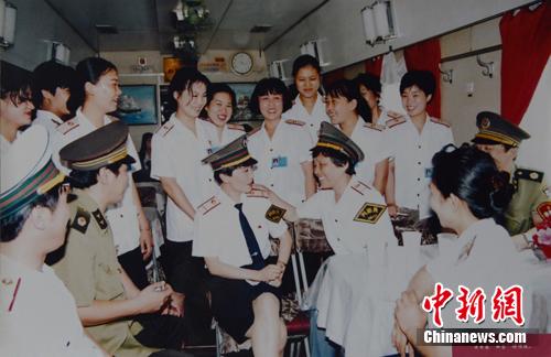 七十年代，老車長張敏媛到列車上講傳統(tǒng)。 沈鐵 供圖