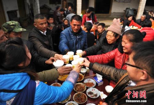 資料圖：四川農家的春節(jié)“拜年會”。 <a target='_blank' href='http://www.chinanews.com/'>中新社</a>記者 劉忠俊 攝