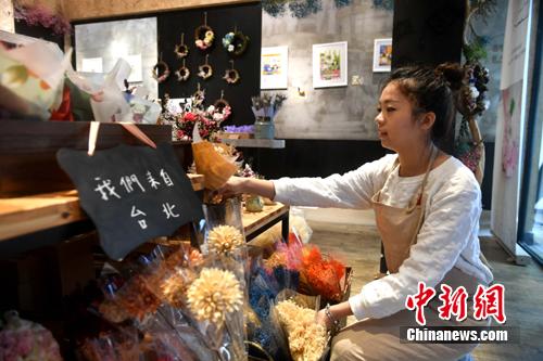圖為李函儒在整理花束。 呂明 攝