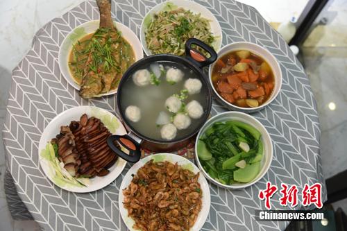 圖為李函儒家的年夜飯。 呂明 攝