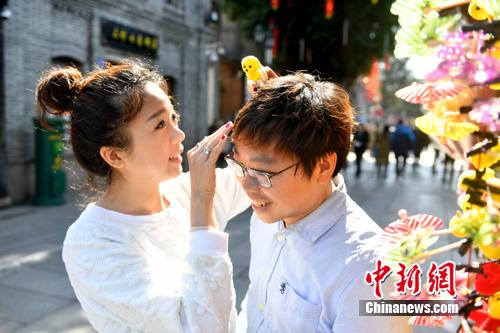 圖為李函儒為丈夫挑選小狗發(fā)夾。 呂明 攝