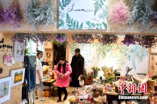 圖為李函儒招呼店里的顧客。 呂明 攝