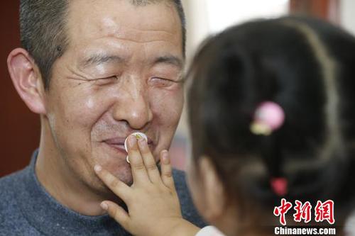 圖為玲玲和孫學(xué)禮爸爸玩耍?！『F龍 攝