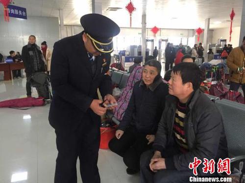 正在工作的金杰，即便與妻子在同一個車站里，卻因處不同的崗位無暇見面 李林蔚 攝