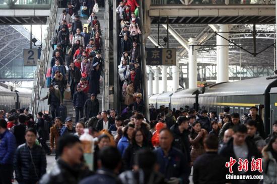 2月13日，大批旅客在南京火車站乘坐火車出行。<a target='_blank' href='http://www.chinanews.com/'>中新社</a>記者 泱波 攝