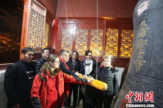 外國留學(xué)生在壽圣寺敲響零點(diǎn)祈福鐘聲。 主辦方供圖