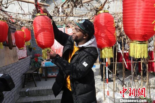 外國人體驗著掛燈籠等中國年俗。 主辦方供圖