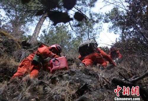 森警官兵爬山奔赴火場(chǎng)滅火?！羁≥x 攝