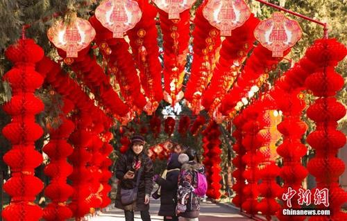資料圖：北京街頭張燈結彩迎新年。<a target='_blank' href='http://www.chinanews.com/'>中新社</a>記者 侯宇 攝