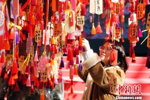 資料圖：民眾在上海大世界感受“海派年味”，游客在許愿樹下祈福新年?！珡┛?攝