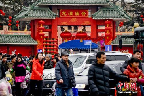 資料圖：中國傳統(tǒng)新年的正月初一，北京龍?zhí)稄R會上人潮涌動。<a target='_blank' href='http://www.chinanews.com/'>中新社</a>發(fā) 陸欣 攝
