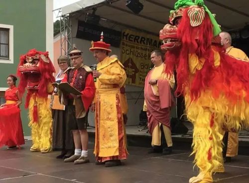 這個(gè)德國(guó)小鎮(zhèn)居民自稱(chēng)是中國(guó)人 還在春節(jié)狂歡游行