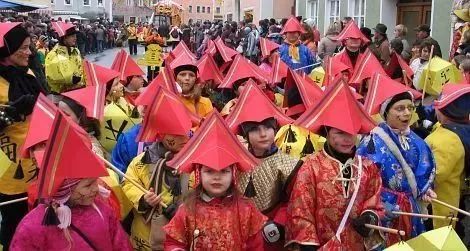 這個(gè)德國(guó)小鎮(zhèn)居民自稱(chēng)是中國(guó)人 還在春節(jié)狂歡游行