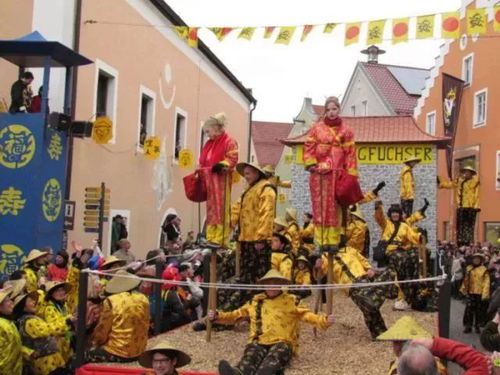 這個(gè)德國(guó)小鎮(zhèn)居民自稱(chēng)是中國(guó)人 還在春節(jié)狂歡游行