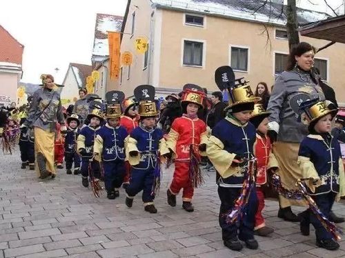 這個(gè)德國(guó)小鎮(zhèn)居民自稱(chēng)是中國(guó)人 還在春節(jié)狂歡游行