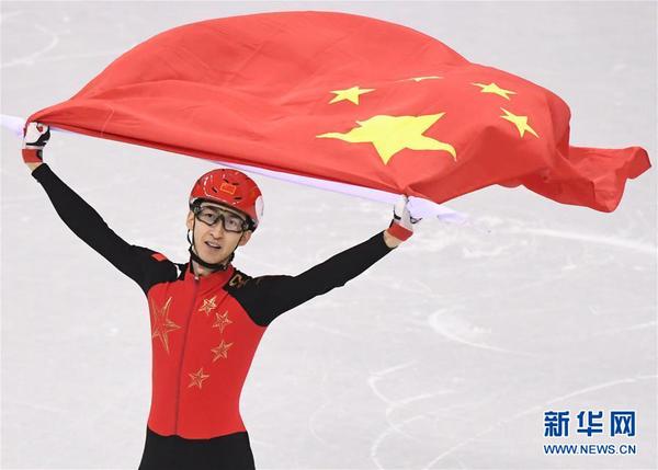 2月22日，武大靖慶祝勝利。當(dāng)日，在江陵冰上運(yùn)動(dòng)場(chǎng)舉行的2018年平昌冬奧會(huì)短道速滑男子500米決賽中，中國(guó)選手武大靖以39秒584的成績(jī)奪冠，并創(chuàng)造新的世界紀(jì)錄。