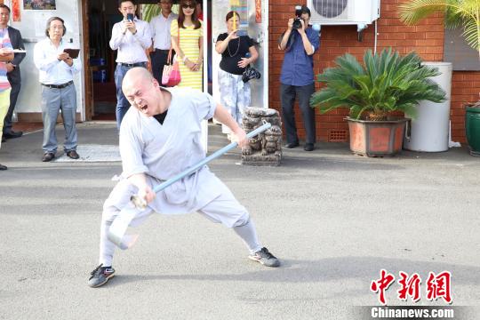 中國僑網(wǎng)少林武僧精彩表演?！》稀z