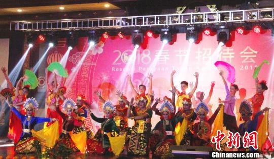 中國僑網(wǎng)22日晚，由中國駐印尼登巴薩總領(lǐng)館與印尼巴厘省政府聯(lián)合舉辦的2018年春節(jié)招待會在印尼登巴薩巴厘藝術(shù)中心隆重舉行。圖為兩國藝術(shù)家共跳巴厘揚格舞?！×钟纻鳌z