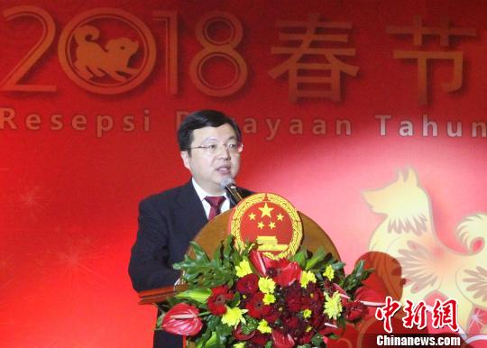 圖為中國駐印尼登巴薩代總領(lǐng)事陳巍向與會嘉賓致以節(jié)日問候和新年祝福?！×钟纻?攝