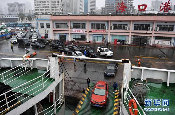 　2月23日，車輛在海口港排隊(duì)登船。