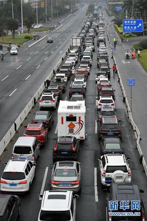 2月23日，車輛在?？谑星鸷４蟮琅抨牭却敫鄣谴?。