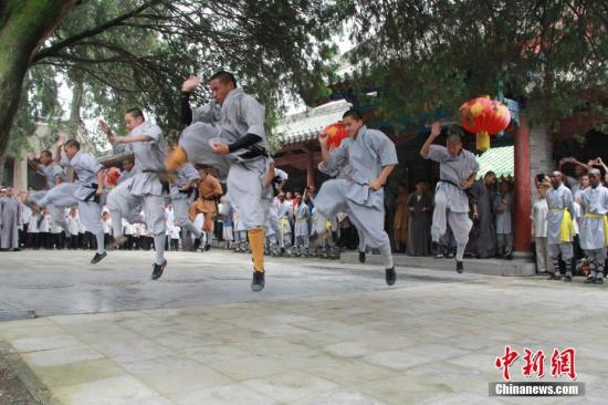 少林武僧進(jìn)行武術(shù)表演。 李燕 攝