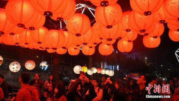 2月24日晚18時(shí)，為期9天的“2018臺(tái)北燈節(jié)”登場，各式各樣的花燈吸引如潮人群。從春節(jié)至元宵節(jié)期間，臺(tái)灣很多縣市都會(huì)舉辦傳統(tǒng)的燈會(huì)活動(dòng)，民眾觀賞花燈，迎接新春。